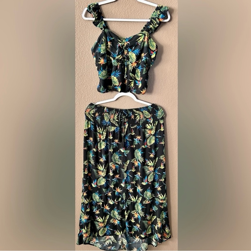 🦜 NWT 2 piece Skirt and Top 🦜